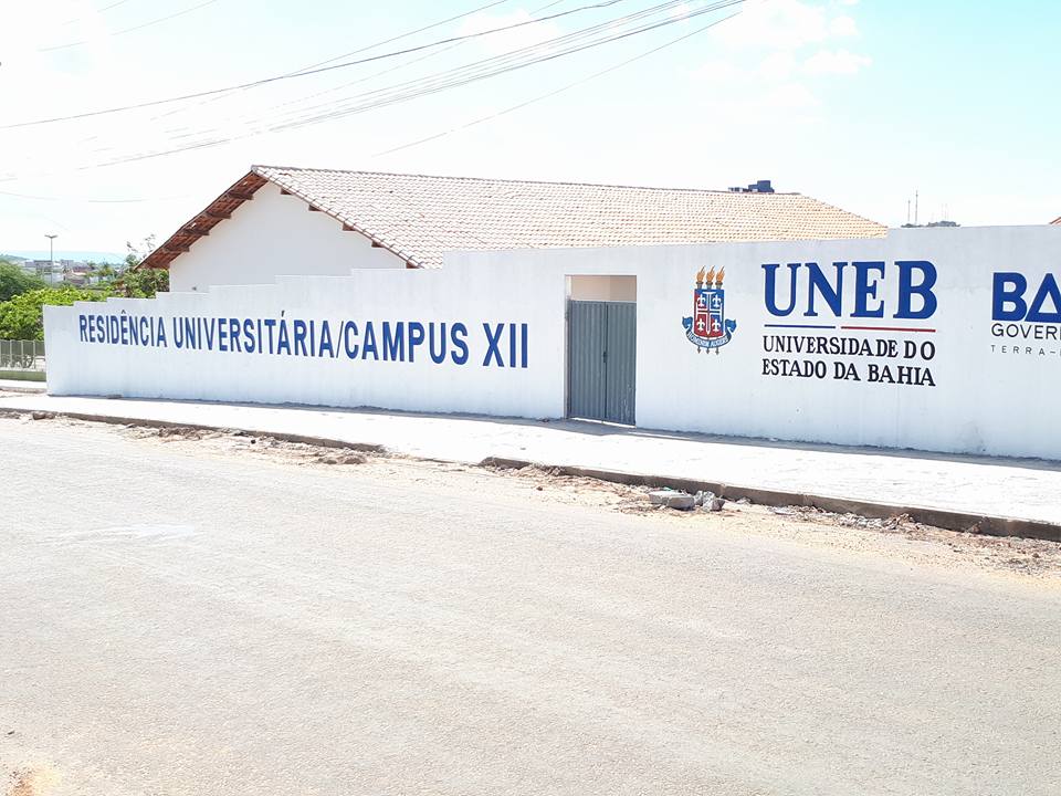 Muro do Campus XII com a residência universitária aos fundos, 2019.